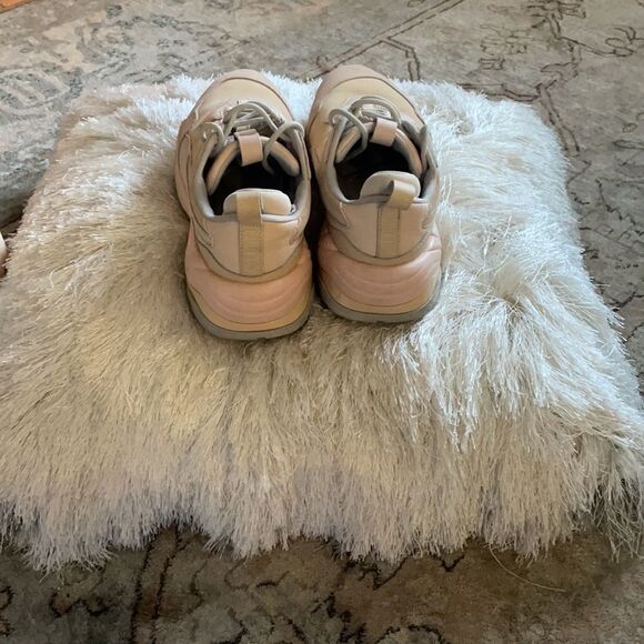 Puma sneakers UK 7/ US 9 - Picture 3 of 4